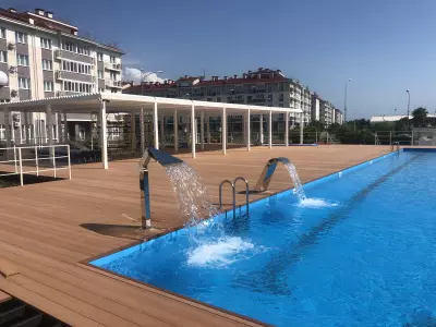 Круглогодичный бассейн в огромном городе-отеле «Бархатные сезоны» в Сочи.